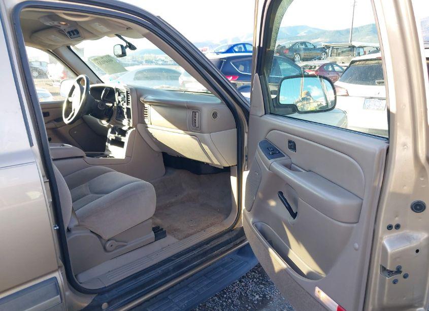 Photo 5 of 2005 Chevrolet Tahoe LS (VIN 1GNEK13T75R148734)