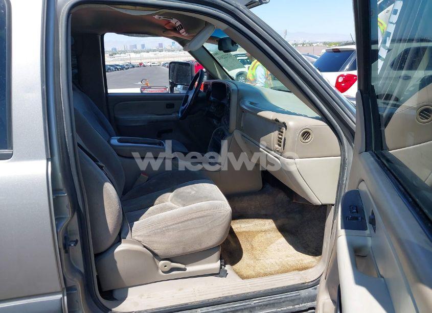 Photo 5 of 2003 Chevrolet Tahoe LS (VIN 1GNEK13T83J329319)