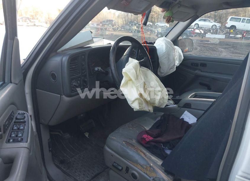 Photo 5 of 2004 Chevrolet Tahoe LT (VIN 1GNEK13T84J272671)