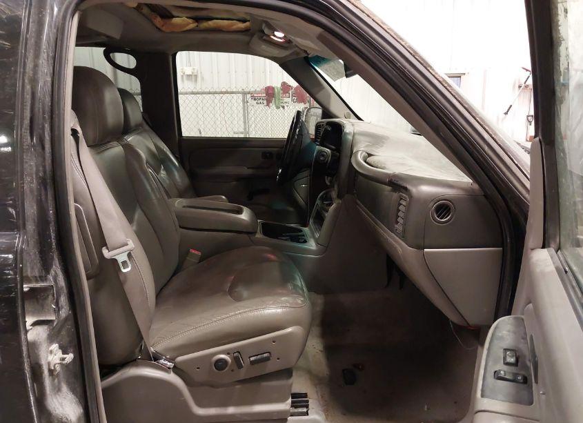 Photo 5 of 2005 Chevrolet Tahoe LT (VIN 1GNEK13T85J204341)