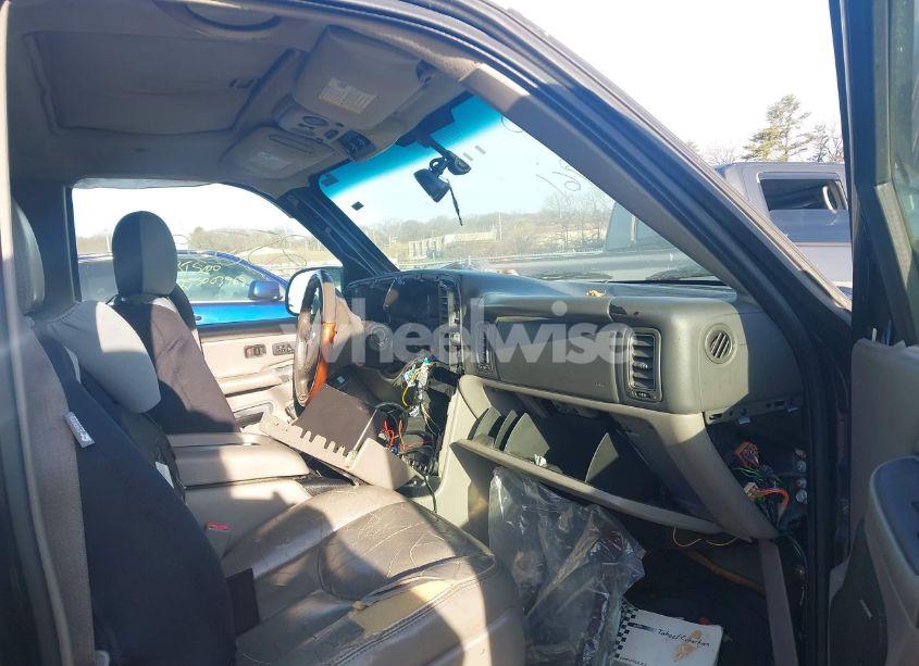 Photo 5 of 2004 Chevrolet Tahoe LT (VIN 1GNEK13TX4J147705)