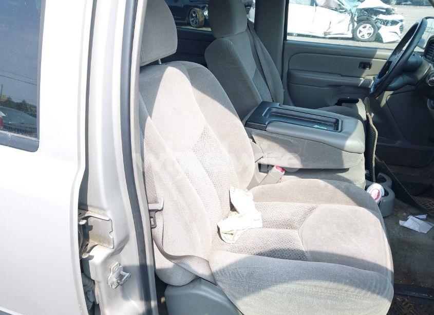 Photo 5 of 2004 Chevrolet Tahoe LS (VIN 1GNEK13TX4J331767)