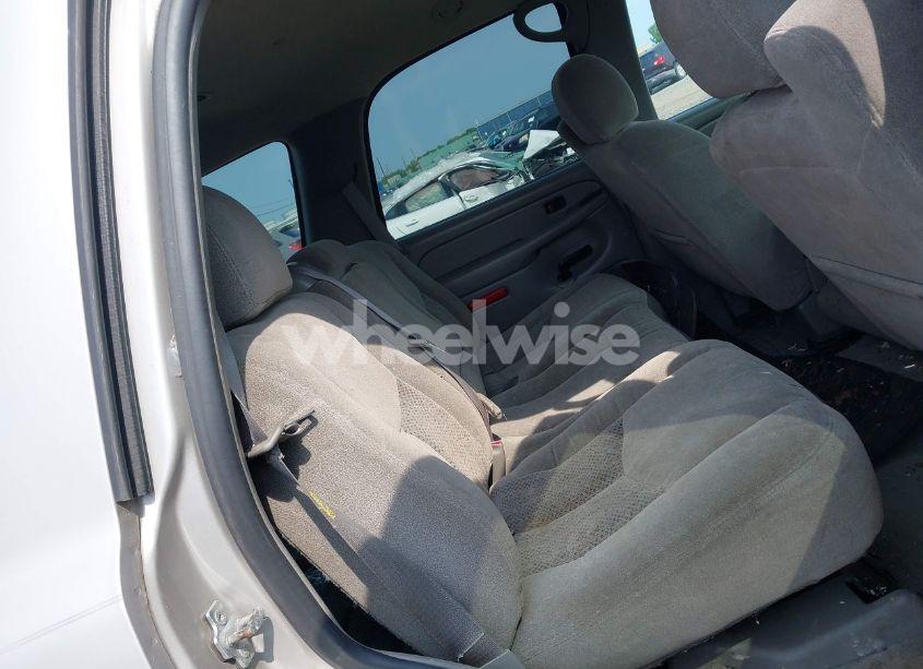 Photo 8 of 2004 Chevrolet Tahoe LS (VIN 1GNEK13TX4J331767)