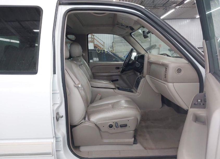 Photo 5 of 2005 Chevrolet Tahoe LT (VIN 1GNEK13TX5J164750)