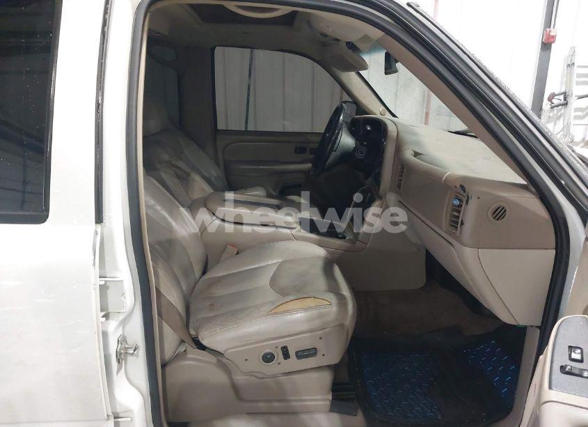 Photo 5 of 2005 Chevrolet Tahoe LT (VIN 1GNEK13TX5R139378)