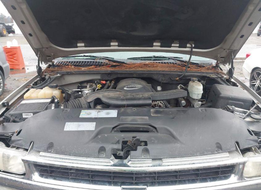 Photo 10 of 2004 Chevrolet Tahoe LS (VIN 1GNEK13V04R112450)