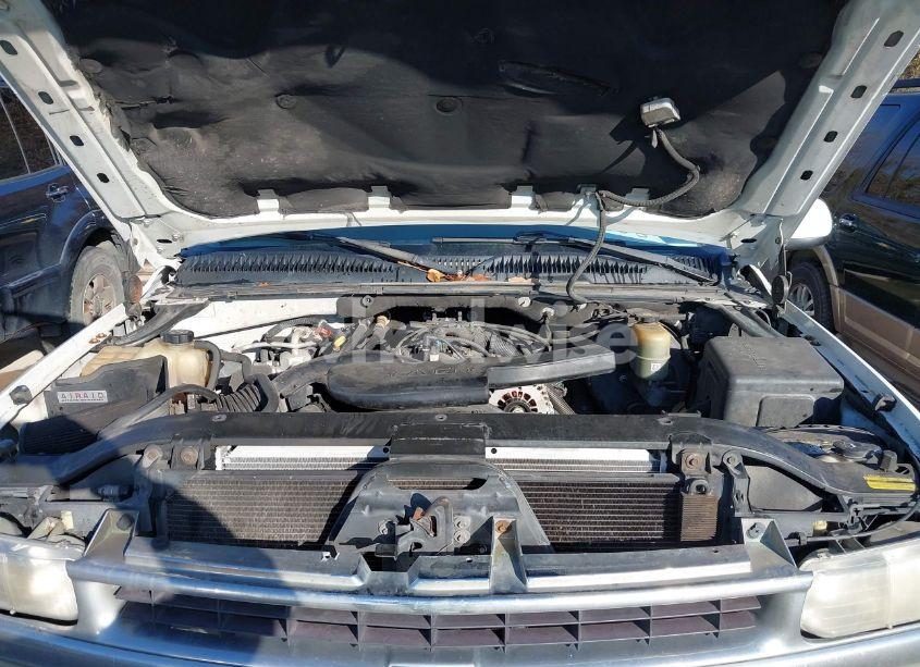 Photo 10 of 2002 Chevrolet Tahoe LT (VIN 1GNEK13Z02J214068)