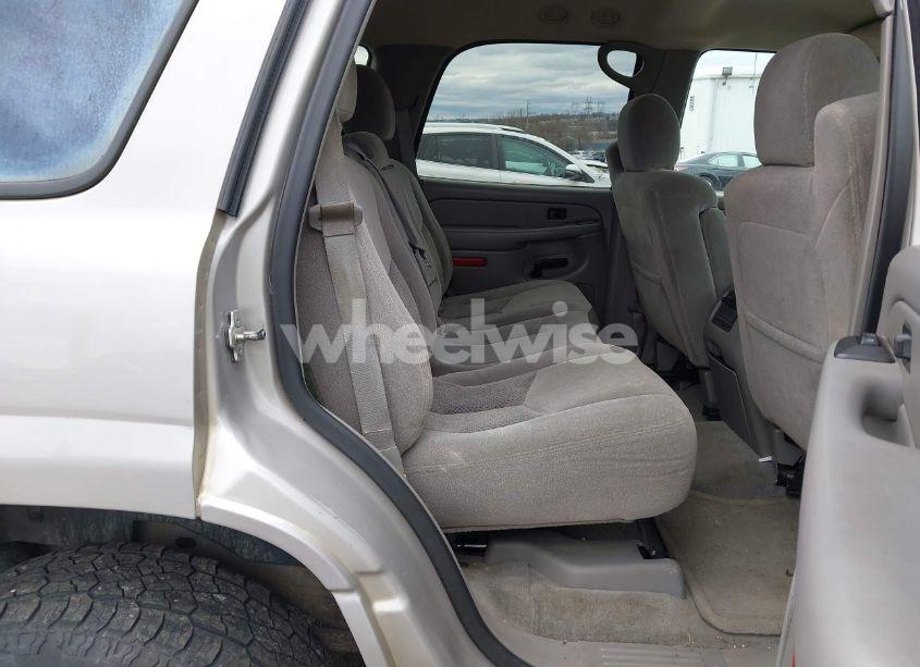 Photo 8 of 2004 Chevrolet Tahoe LS (VIN 1GNEK13Z04J271034)