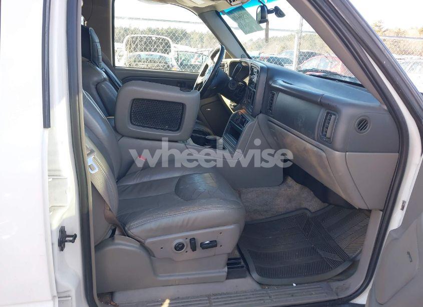 Photo 5 of 2003 Chevrolet Tahoe LT (VIN 1GNEK13Z23J339381)