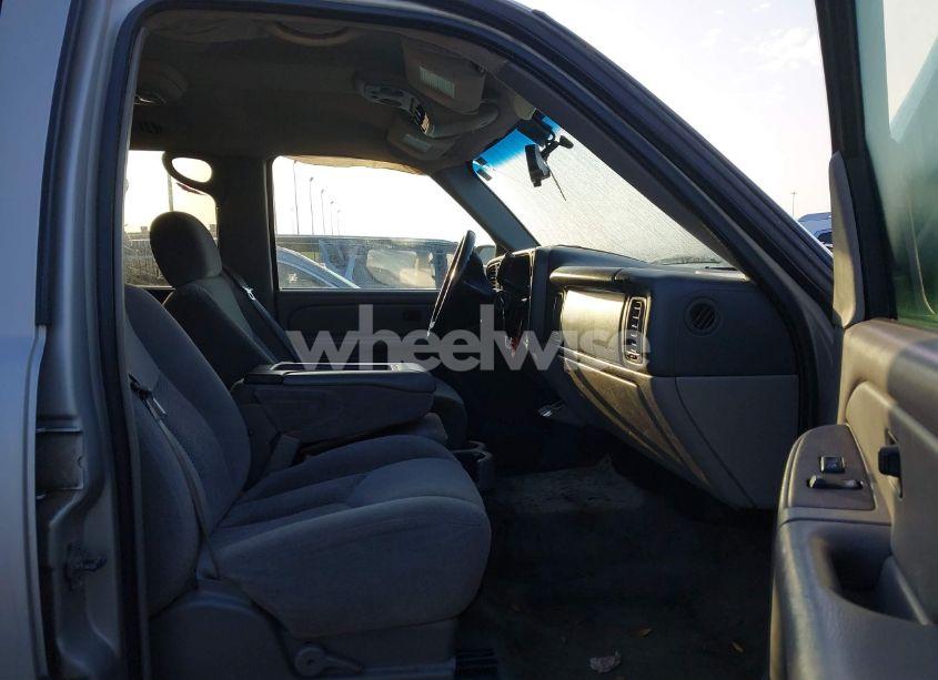 Photo 5 of 2005 Chevrolet Tahoe LS (VIN 1GNEK13Z25J219681)