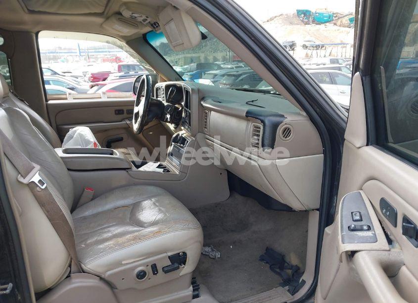 Photo 5 of 2004 Chevrolet Tahoe LT (VIN 1GNEK13Z64R247709)