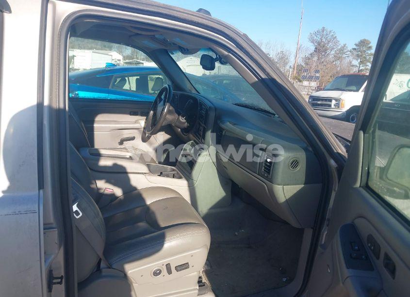 Photo 5 of 2004 Chevrolet Tahoe LT (VIN 1GNEK13Z74R106289)