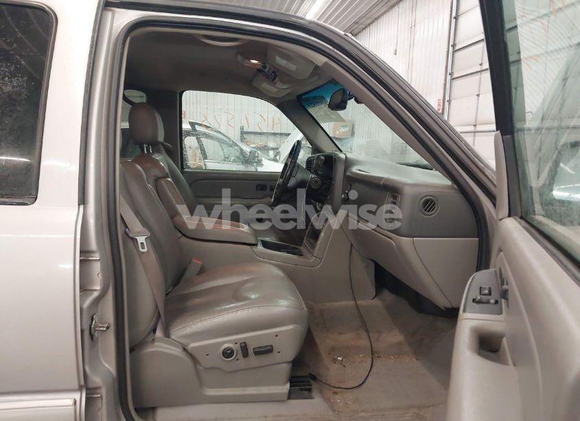 Photo 5 of 2004 Chevrolet Tahoe LT (VIN 1GNEK13Z84J252182)