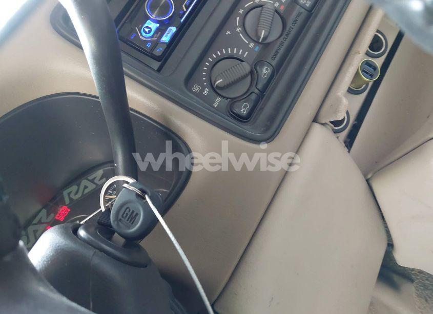 Photo 11 of 2002 Chevrolet Tahoe LT (VIN 1GNEK13ZX2R150624)