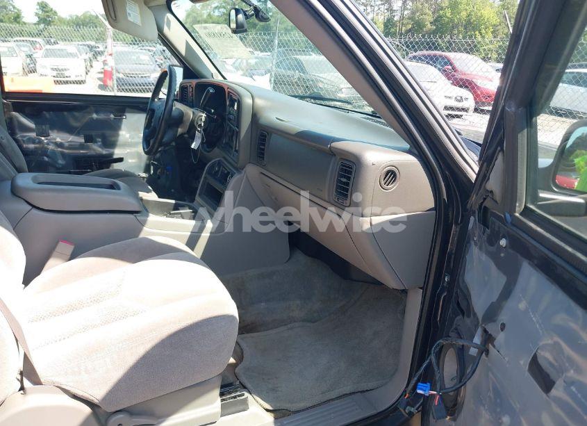 Photo 5 of 2004 Chevrolet Tahoe LS (VIN 1GNEK13ZX4J322894)