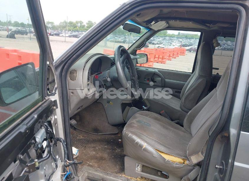 Photo 5 of 2000 Chevrolet Astro (VIN 1GNEL19W1YB209135)