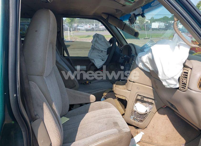 Photo 5 of 1998 Chevrolet Astro (VIN 1GNEL19W2WB172044)
