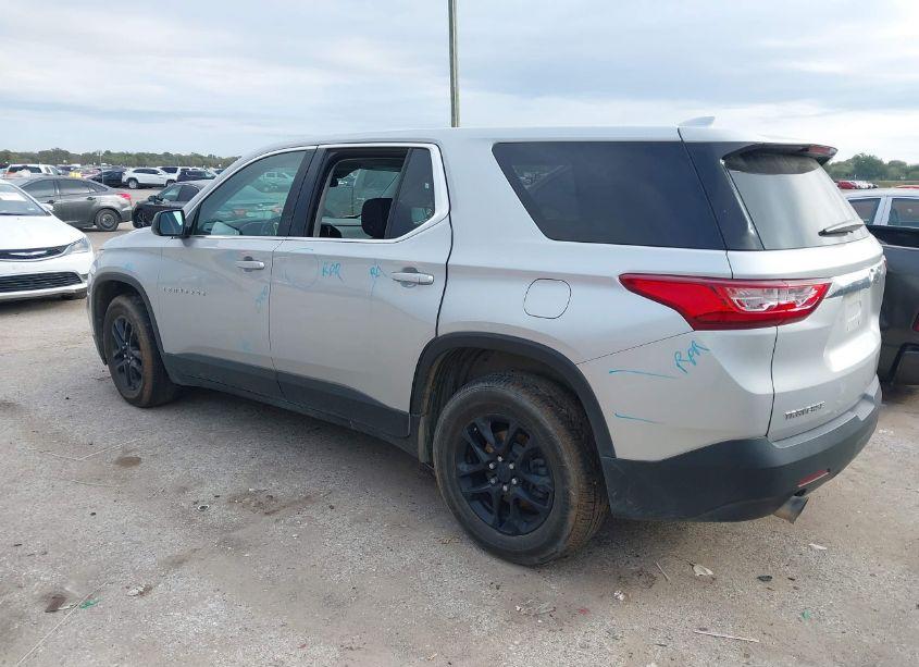 Photo 3 of 2019 Chevrolet Traverse LS (VIN 1GNERFKW0KJ209100)