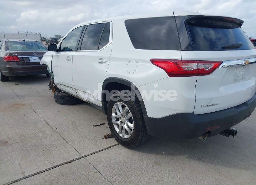 Photo 3 of 2018 Chevrolet Traverse LS (VIN 1GNERFKW1JJ266971)