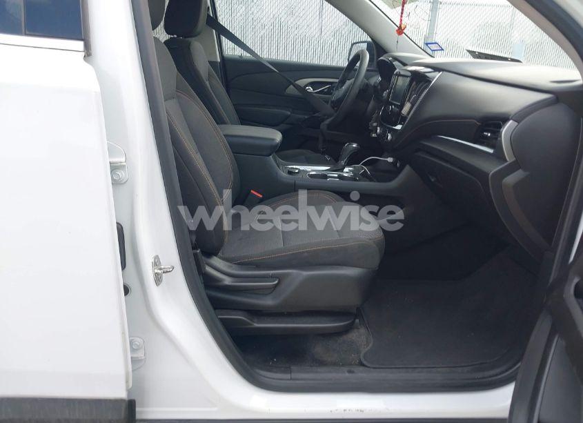 Photo 5 of 2018 Chevrolet Traverse LS (VIN 1GNERFKW1JJ266971)