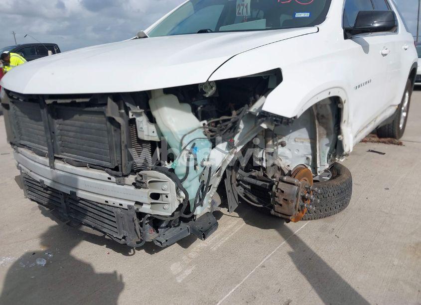 Photo 6 of 2018 Chevrolet Traverse LS (VIN 1GNERFKW1JJ266971)