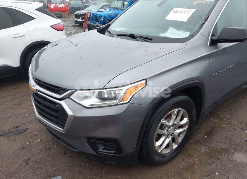 Photo 2 of 2019 Chevrolet Traverse LS (VIN 1GNERFKW1KJ270293)
