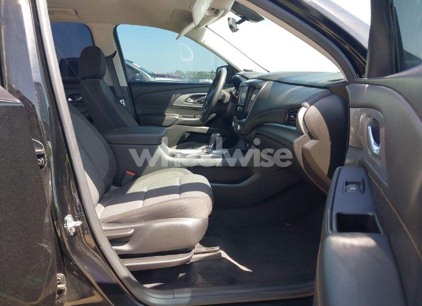 Photo 5 of 2019 Chevrolet Traverse LS (VIN 1GNERFKW1KJ310856)