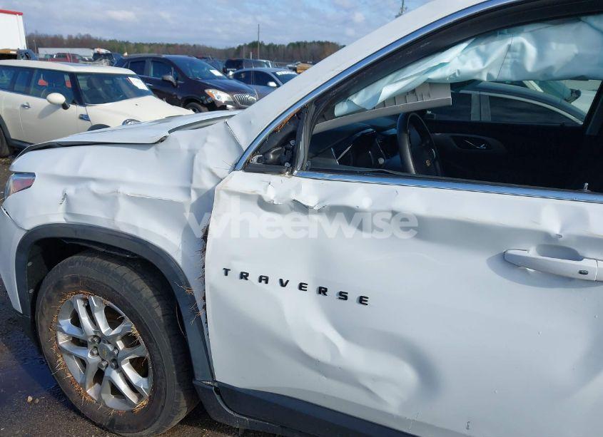 Photo 6 of 2019 Chevrolet Traverse LS (VIN 1GNERFKW1KJ312140)