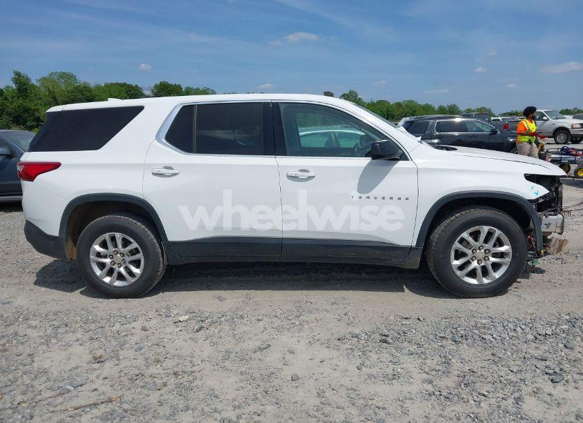 Photo 13 of 2018 Chevrolet Traverse LS (VIN 1GNERFKW6JJ106701)