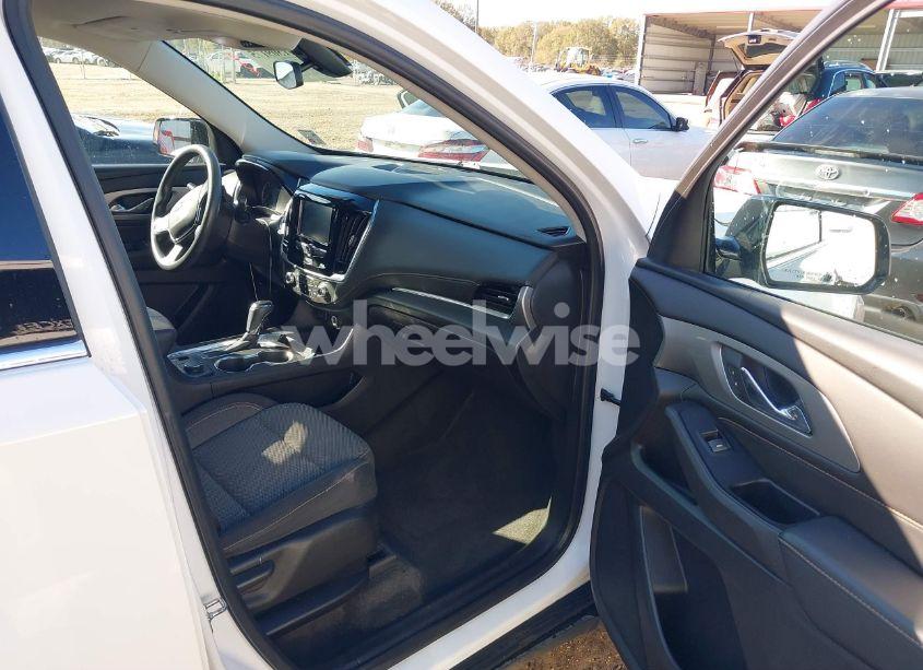 Photo 5 of 2019 Chevrolet Traverse LS (VIN 1GNERFKW6KJ269768)