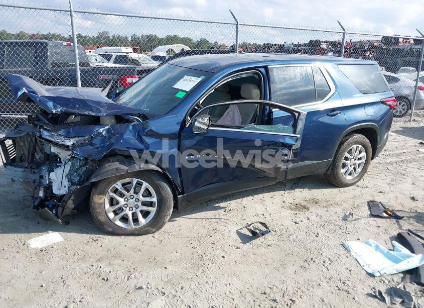 Photo 2 of 2022 Chevrolet Traverse FWD LS (VIN 1GNERFKW6NJ170307)