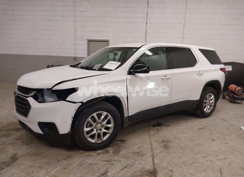 Photo 2 of 2019 Chevrolet Traverse LS (VIN 1GNERFKW7KJ232566)
