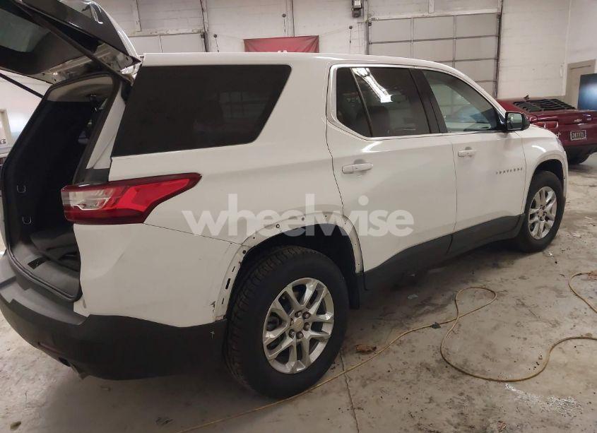 Photo 4 of 2019 Chevrolet Traverse LS (VIN 1GNERFKW7KJ232566)