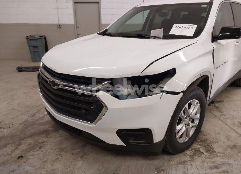 Photo 6 of 2019 Chevrolet Traverse LS (VIN 1GNERFKW7KJ232566)