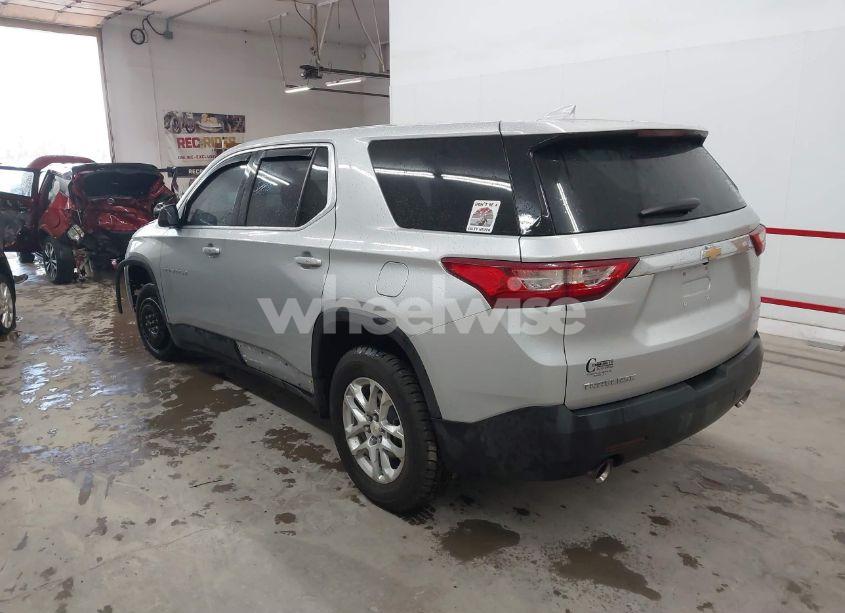 Photo 3 of 2019 Chevrolet Traverse LS (VIN 1GNERFKW9KJ147728)