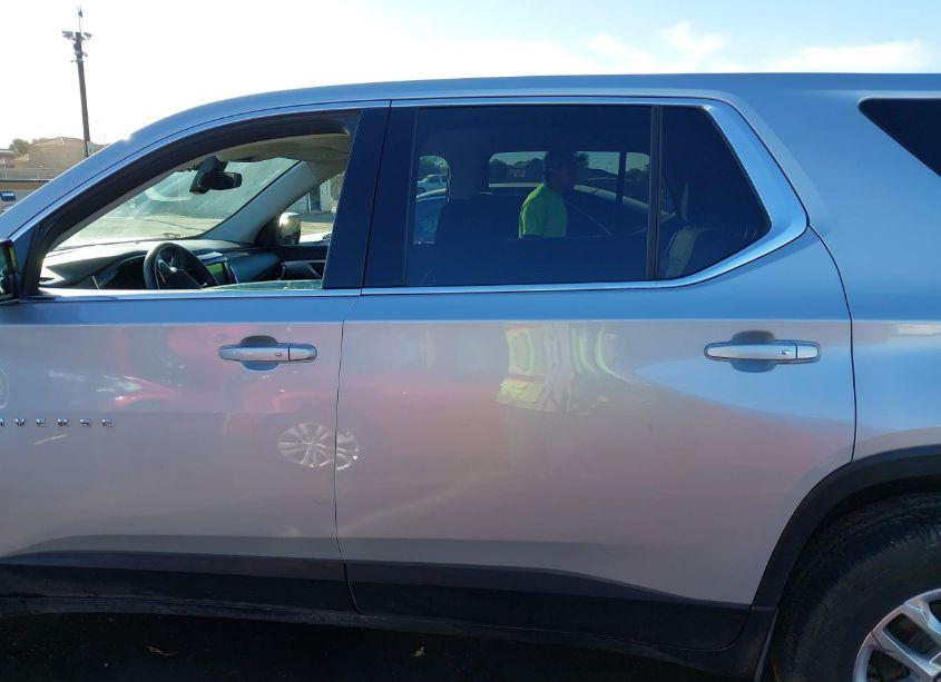 Photo 14 of 2018 Chevrolet Traverse LS (VIN 1GNERFKWXJJ247237)