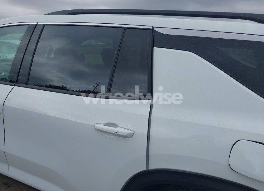 Photo 17 of 2024 Chevrolet Traverse FWD LT (VIN 1GNERGKS4RJ200591)