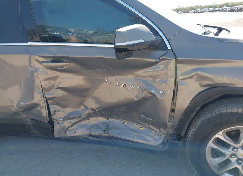 Photo 6 of 2018 Chevrolet Traverse 1LT (VIN 1GNERGKW3JJ174797)