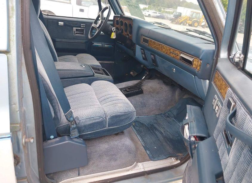 Photo 5 of 1990 Chevrolet Suburban V1500 (VIN 1GNEV16KXLF109239)
