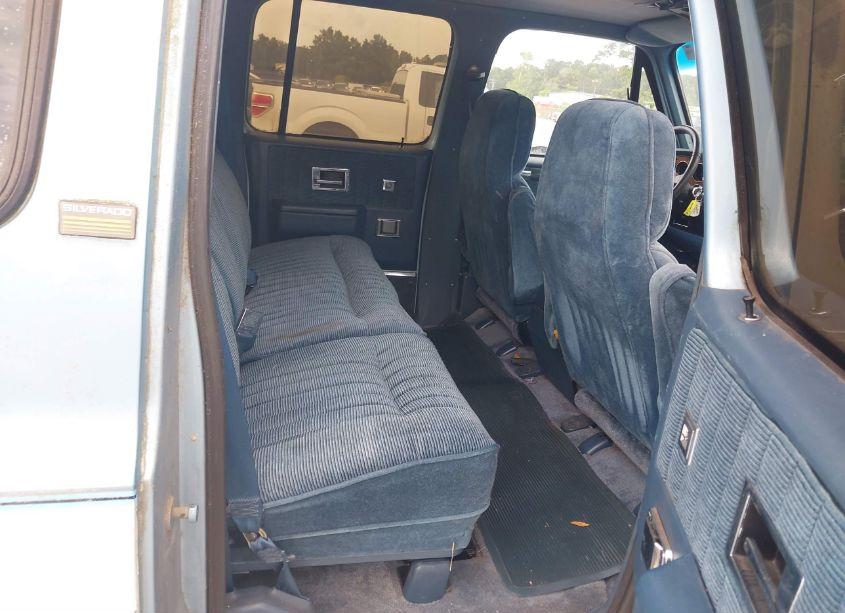 Photo 8 of 1990 Chevrolet Suburban V1500 (VIN 1GNEV16KXLF109239)