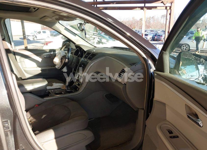 Photo 5 of 2009 Chevrolet Traverse LT (VIN 1GNEV23DX9S121810)