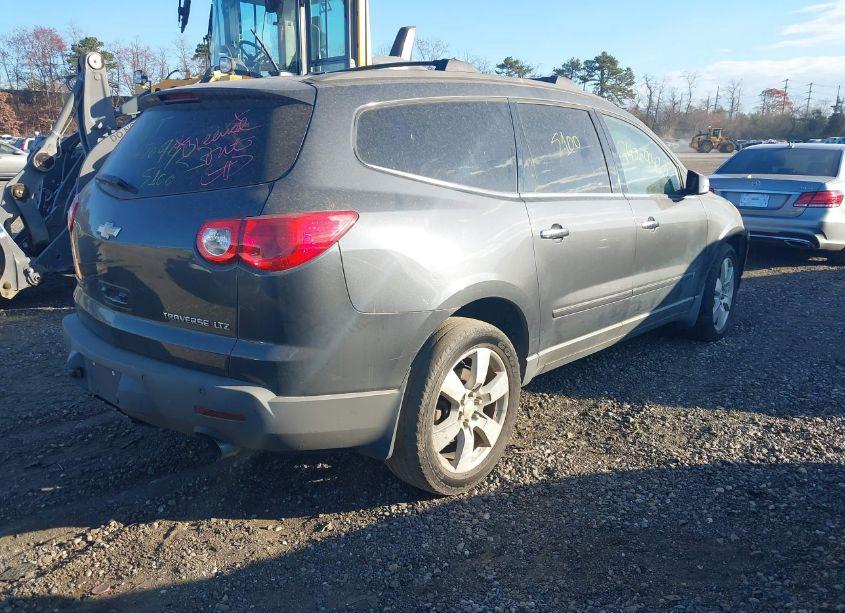 Photo 4 of 2009 Chevrolet Traverse LTZ (VIN 1GNEV33D69S108025)
