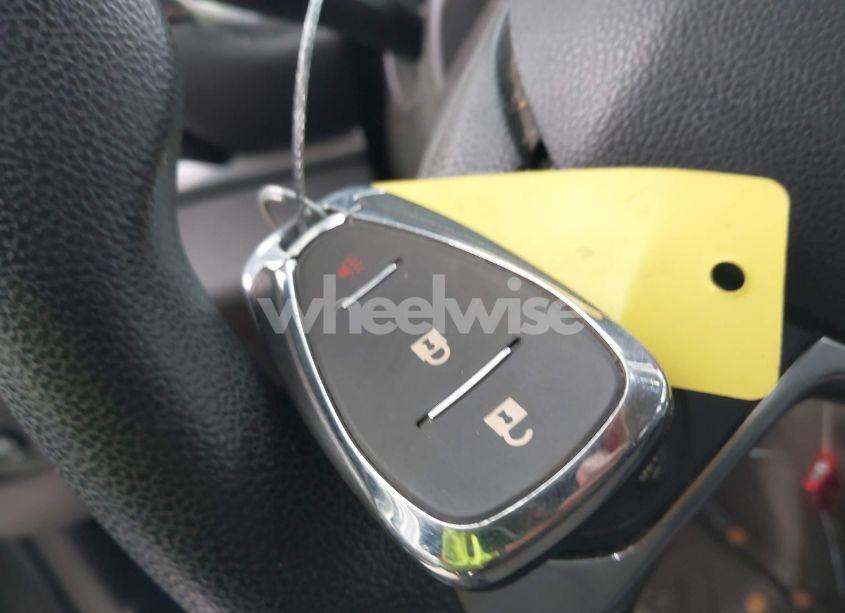 Photo 11 of 2019 Chevrolet Traverse LS (VIN 1GNEVFKW1KJ215838)