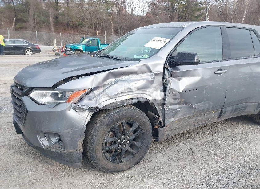 Photo 6 of 2019 Chevrolet Traverse LS (VIN 1GNEVFKW1KJ215838)