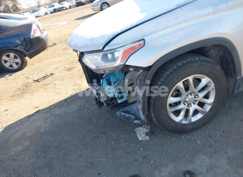 Photo 6 of 2018 Chevrolet Traverse LS (VIN 1GNEVFKW9JJ278636)