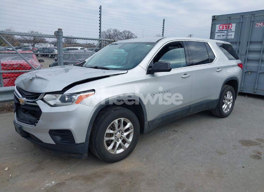 Photo 2 of 2019 Chevrolet Traverse LS (VIN 1GNEVFKW9KJ134165)