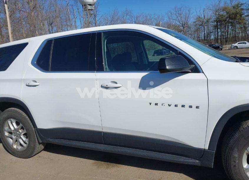Photo 14 of 2019 Chevrolet Traverse LS (VIN 1GNEVFKWXKJ239779)