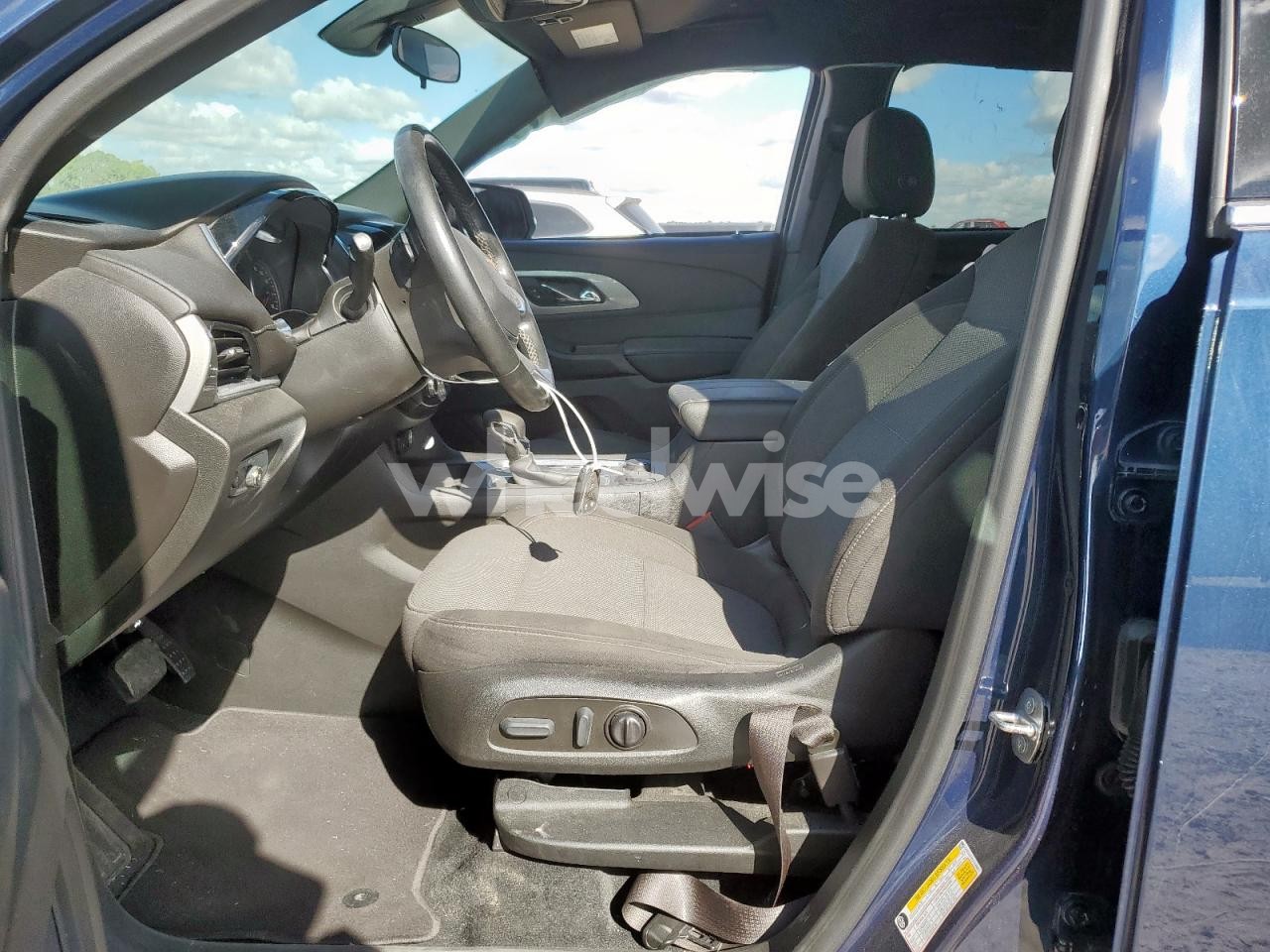 Photo 7 of 2023 CHEVROLET TRAVERSE LT (VIN 1GNEVGKW1PJ145867)