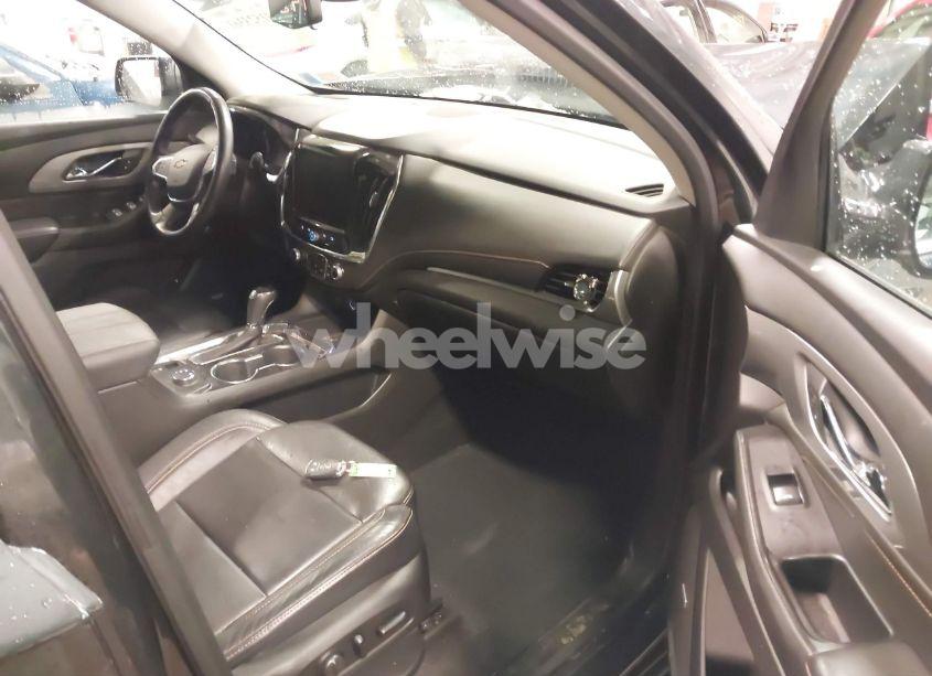 Photo 5 of 2018 Chevrolet Traverse 3LT (VIN 1GNEVHKW2JJ141176)