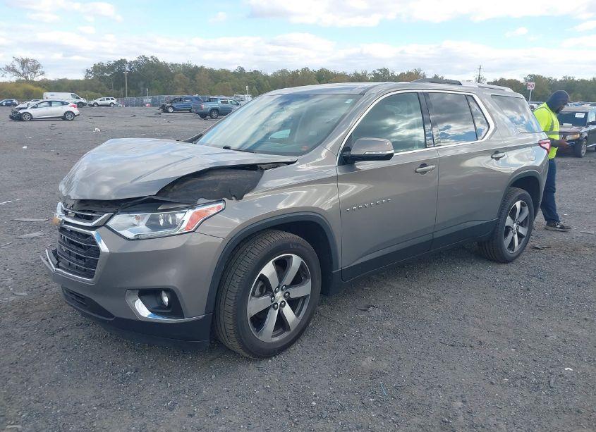 Photo 2 of 2018 Chevrolet Traverse 3LT (VIN 1GNEVHKW2JJ210402)